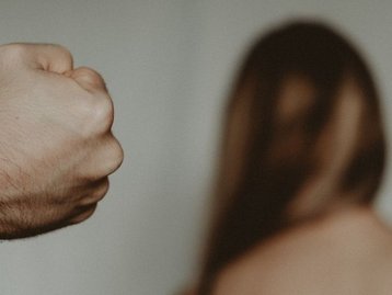 AzMina lança assistente virtual para combater violência contra a mulher