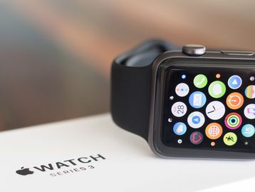Mulher usa Apple Watch para pedir ajuda após ter a casa invadida