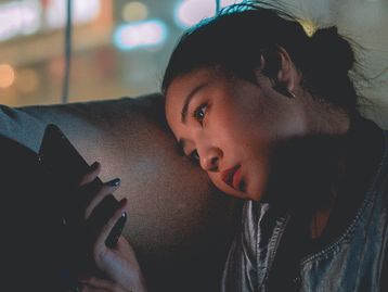 Brasileiro fica em média 4,2 horas no celular por dia