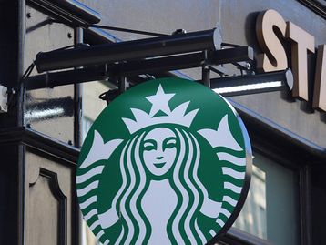Cliente processa Starbucks após se queimar com embalagem defeituosa