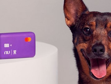Nubank lança o NuDog, um cartão de borracha para cachorros