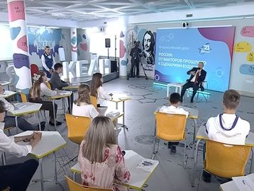 Putin 'descobre' o que é YouTube com criança de 10 anos
