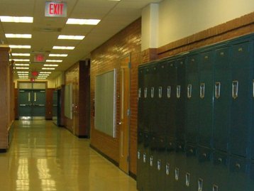 TikTok oculta desafio que incentiva roubo de itens em escolas