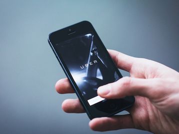 Ações do Uber sobem com melhoria de previsão de lucro