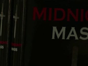 Midnight Mass: série estreia na Netflix com história autoral de Flanagan