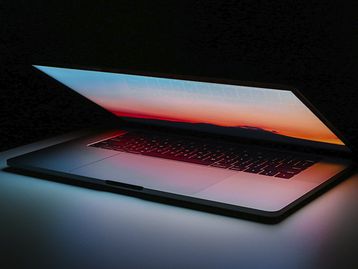 Apple deve lançar MacBook OLED em parceria com Samsung ou LG