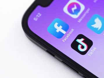 'Desafio da banana' no TikTok pode deportar sírios; entenda