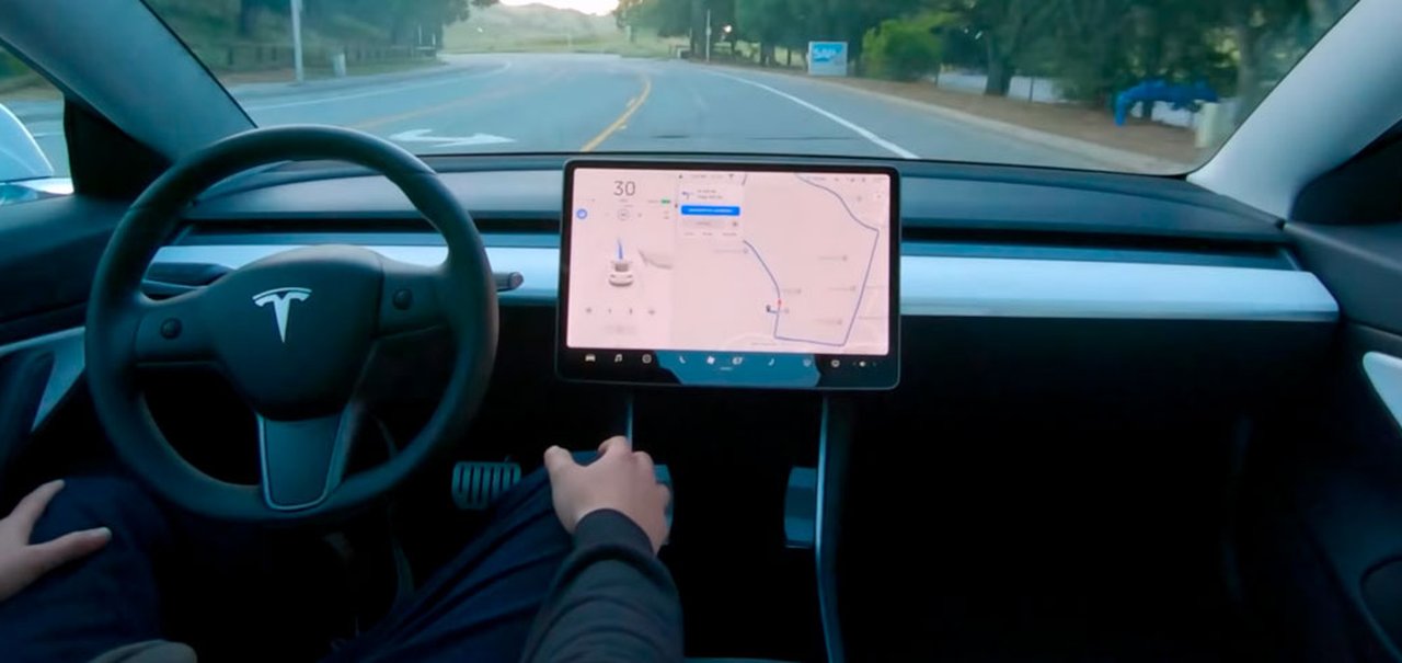 Tesla: motoristas podem ser identificados em acidentes com o FSD