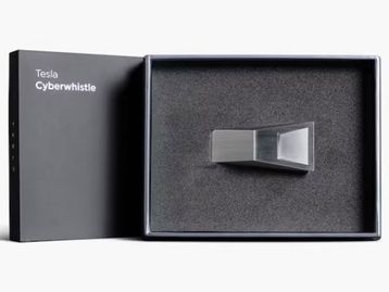 Elon Musk revela apito do Cybertruck e tira sarro do pano da Apple