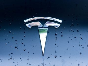Tesla é processada novamente por assédio sexual em fábrica