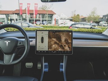 Tesla é investigada por permitir que motoristas joguem ao dirigir