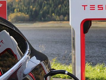Dono de Tesla faz criptomineração no carro e ganha R$ 4,5 mil/mês