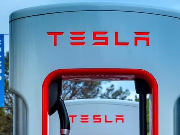 Tesla alcança receita recorde, mas adia lançamentos de novos carros