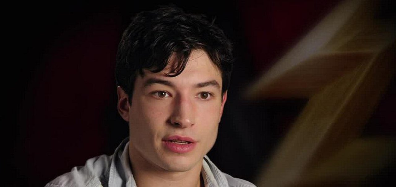 The Flash: Ezra Miller ameaça Ku Klux Klan em vídeo; assista!