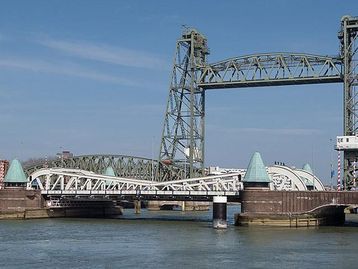 Ponte histórica será desmontada devido a iate de Jeff Bezos 