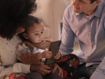 Entenda como os hábitos digitais influenciam pais e filhos