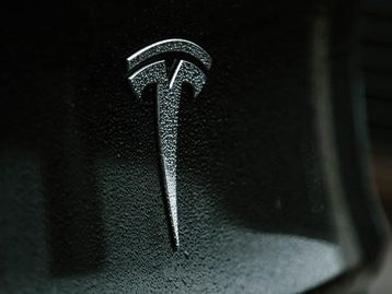 Tesla é acusada por segregação racial em fábrica na Califórnia