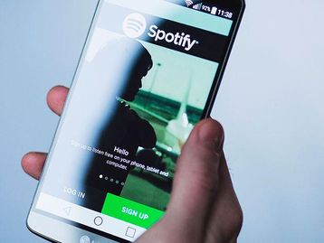 Spotify teria pago mais de R$ 1 bilhão ao podcaster Joe Rogan