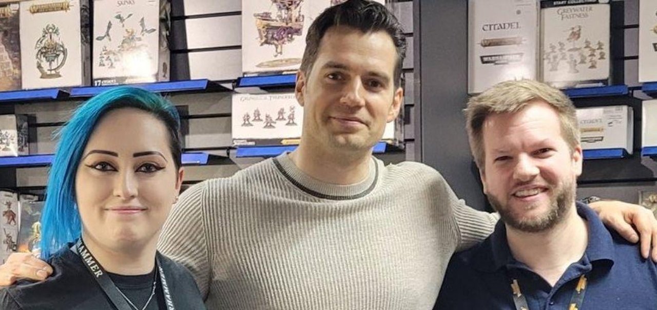 Henry Cavill visita Warhammer World e empolga fãs da franquia