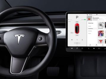 Tesla defende Autopilot, mas pede 'monitoramento constante'