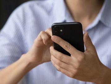 Mandar nudes não solicitados agora é crime no Reino Unido