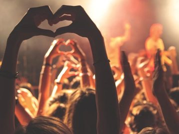 Tinder celebra a volta dos shows com o 'Modo Festival'