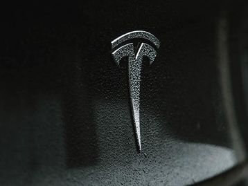 Tesla perde US$ 126 bilhões após Elon Musk comprar Twitter