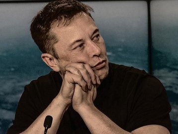 É falso que Musk indicou Carlos Bolsonaro para presidir o Twitter