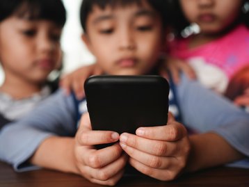 Europa quer escanear apps de chat para combater abuso infantil