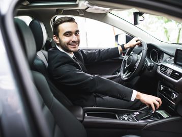 Uber permite fretar ônibus e carros elétricos de luxo