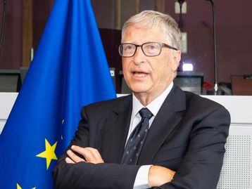 Bill Gates diz que usa celular Android com tela dobrável; confira