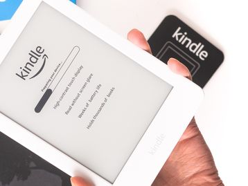 Amazon comemora 10 anos do Kindle com promoção
