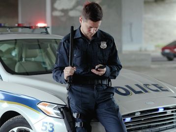 Policial 'stalker da AirTag' é acusado e dispensado da corporação