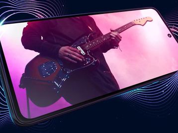 moto g52 e moto g82 5G: tela pOLED surpreende com contraste infinito