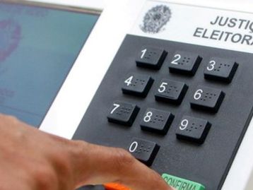 TSE abre urna eletrônica no Kwai e mostra como ela funciona