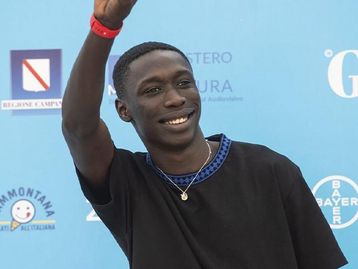 Khaby Lame se torna o TikToker com mais seguidores do mundo