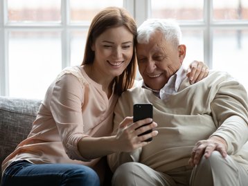 Celular para idoso: 7 dicas para melhorar a usabilidade