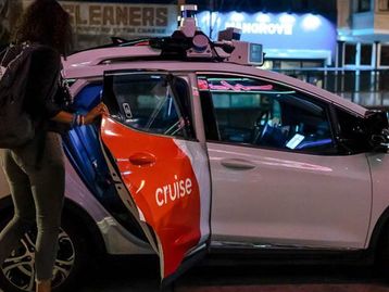 Carros autônomos 'se rebelam' e fecham cruzamento nos EUA