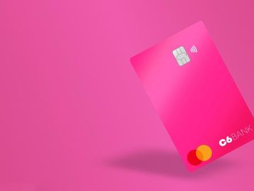 Mulher recebe cartão do C6 Bank com 'vagabunda' no sobrenome
