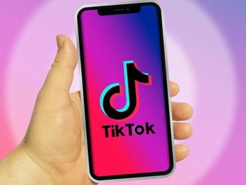 Mulher é multada por dança no TikTok ao comemorar vitória em ação