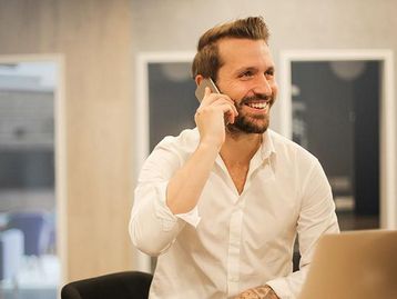 Tinder é usado no trabalho e durante as reuniões, diz pesquisa