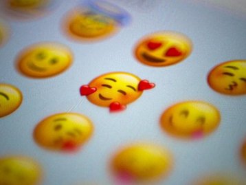 Pesquisa revela piores e melhores emojis para usar no trabalho