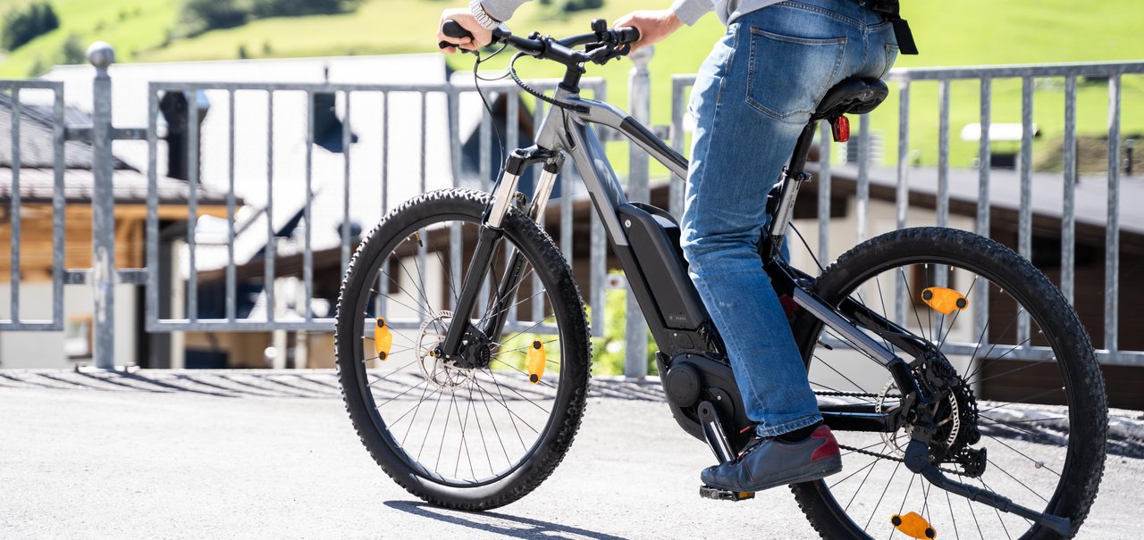 França paga até R$ 20 mil para motoristas usarem bike elétrica