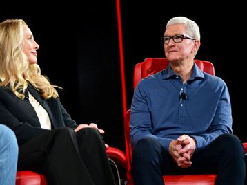 'Compre um iPhone para sua mãe', diz Tim Cook sobre iMessage e SMS
