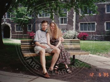 Ex-namorada de Elon Musk leiloa fotos e itens raros por até R$ 50 mil