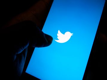 Acionistas aprovam venda do Twitter para Elon Musk por R$ 44 bilhões