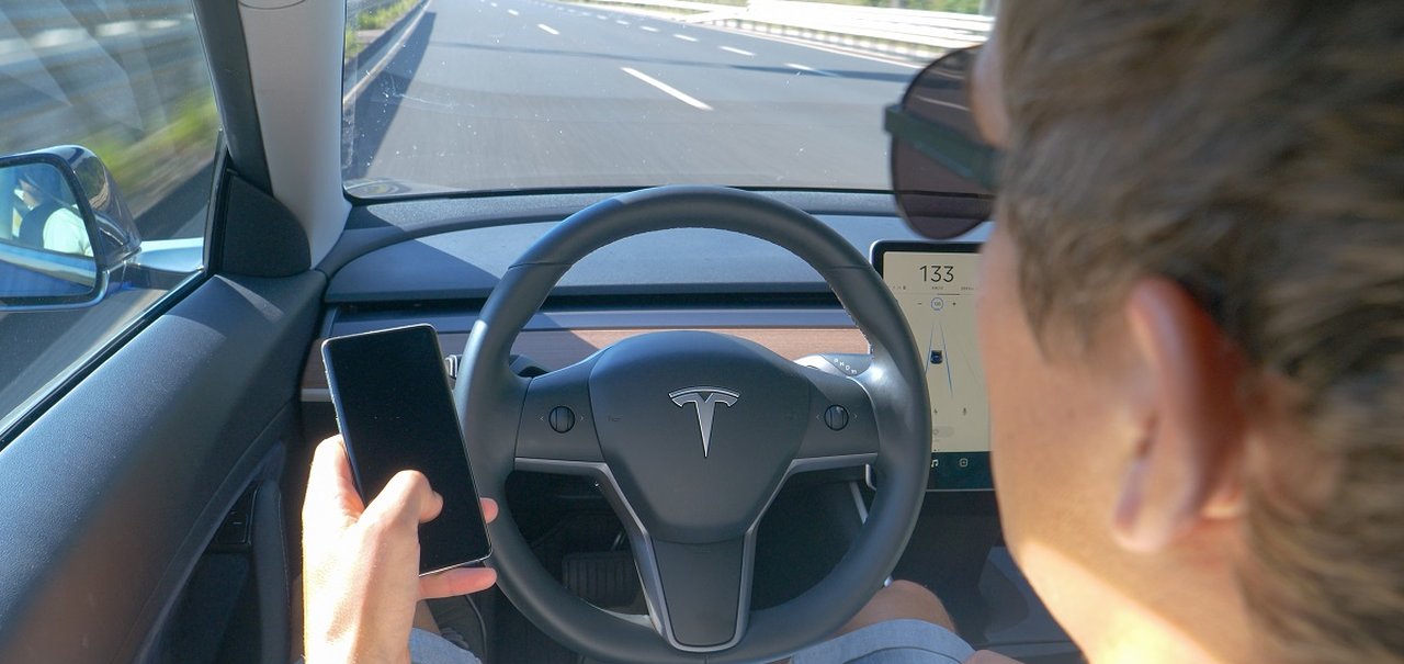 Tesla é processada por propaganda enganosa do piloto automático