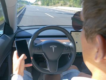 Tesla é processada por propaganda enganosa do piloto automático