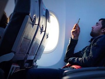 Saiba por que não pode usar celular no avião