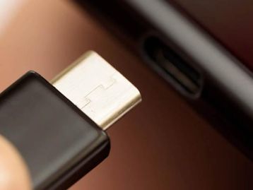 Empresa paga R$ 300 para quem comprou celular sem carregador